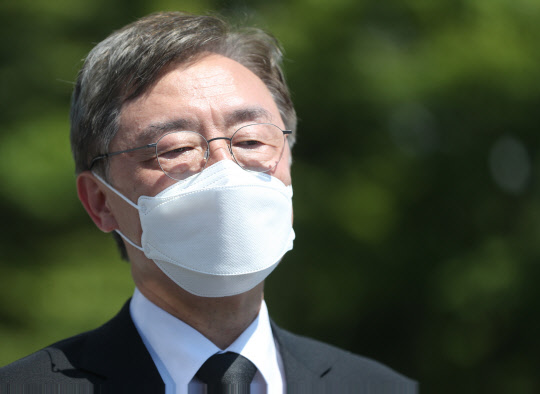 국민의힘 대권주자인 최재형 전 감사원장이 5일 오후 경남 창원시 마산회원구 국립 3·15 민주 묘지 참배 후 취재진 질문에 답하고 있다.연합뉴스